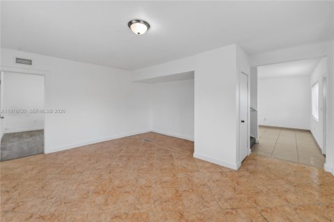 Touwnhouse à vendre à Miami, Floride: 4 chambres, 154.22 m2 № 2079282 - photo 3