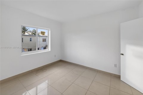 Touwnhouse à vendre à Miami, Floride: 4 chambres, 154.22 m2 № 2079282 - photo 23