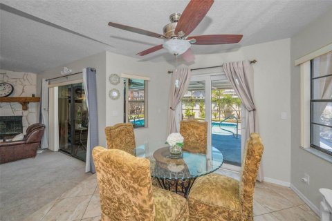 House in New Port Richey, Florida 3 bedrooms, 189.15 sq.m. № 1911072 - photo 28