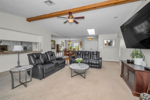 House in New Port Richey, Florida 3 bedrooms, 189.15 sq.m. № 1911072 - photo 18