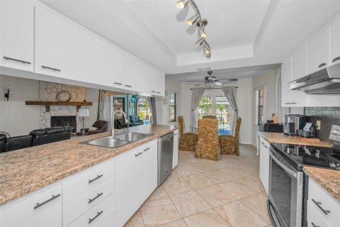 House in New Port Richey, Florida 3 bedrooms, 189.15 sq.m. № 1911072 - photo 26