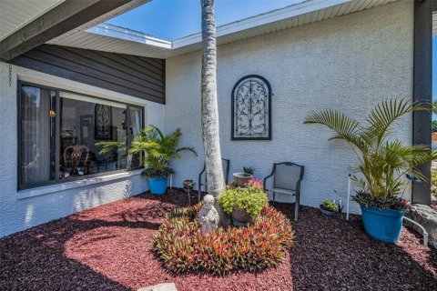 House in New Port Richey, Florida 3 bedrooms, 189.15 sq.m. № 1911072 - photo 11