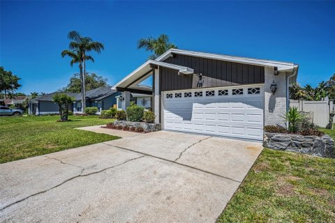 House in New Port Richey, Florida 3 bedrooms, 189.15 sq.m. № 1911072 - photo 8