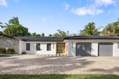 House in Plantation, Florida 4 bedrooms, 286.88 sq.m. № 2178742 - photo 2