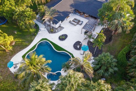 House in Plantation, Florida 4 bedrooms, 286.88 sq.m. № 2178742 - photo 3
