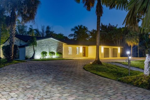 House in Plantation, Florida 4 bedrooms, 286.88 sq.m. № 2178742 - photo 4