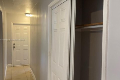 Casa en venta en Lauderhill, Florida, 4 dormitorios, 130.9 m2 № 1868072 - foto 8
