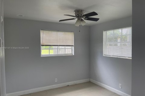 Casa en venta en Lauderhill, Florida, 4 dormitorios, 130.9 m2 № 1868072 - foto 11
