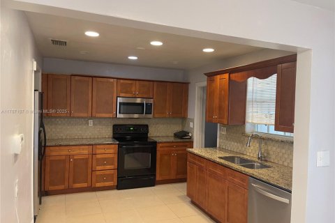 Casa en venta en Lauderhill, Florida, 4 dormitorios, 130.9 m2 № 1868072 - foto 4