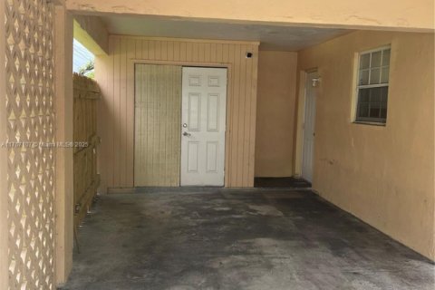 Casa en venta en Lauderhill, Florida, 4 dormitorios, 130.9 m2 № 1868072 - foto 15