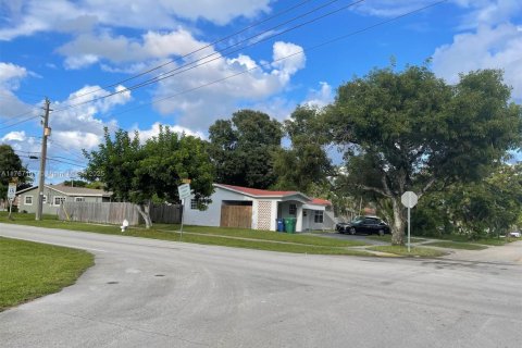 Casa en venta en Lauderhill, Florida, 4 dormitorios, 130.9 m2 № 1868072 - foto 1