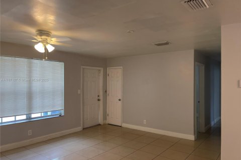 Casa en venta en Lauderhill, Florida, 4 dormitorios, 130.9 m2 № 1868072 - foto 7