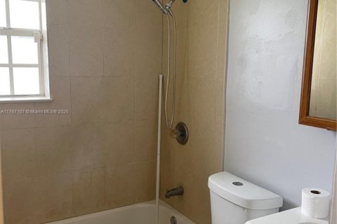 Casa en venta en Lauderhill, Florida, 4 dormitorios, 130.9 m2 № 1868072 - foto 13