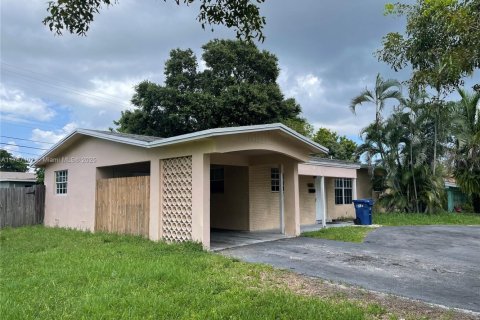 Casa en venta en Lauderhill, Florida, 4 dormitorios, 130.9 m2 № 1868072 - foto 2