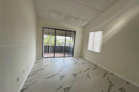 Condo in Miami, Florida, 2 bedrooms  № 2041262 - photo 4