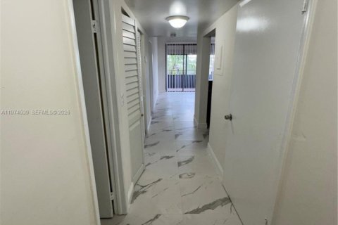 Condo in Miami, Florida, 2 bedrooms  № 2041262 - photo 9