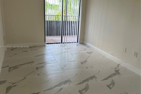 Condo in Miami, Florida, 2 bedrooms  № 2041262 - photo 6