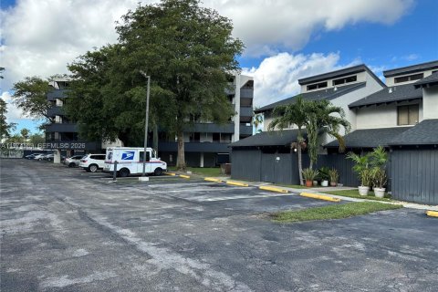 Condo in Miami, Florida, 2 bedrooms  № 2041262 - photo 10