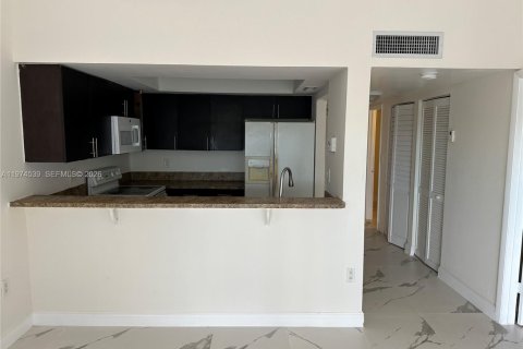 Condo in Miami, Florida, 2 bedrooms  № 2041262 - photo 2