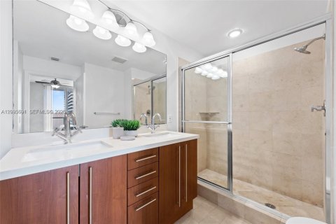 Condominio en alquiler en Miami, Florida, 2 dormitorios, 94.11 m2 № 2378804 - foto 11