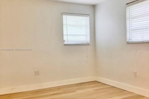 House in Miami, Florida 2 bedrooms, 74.32 sq.m. № 1994527 - photo 5