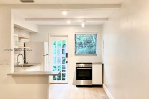 House in Miami, Florida 2 bedrooms, 74.32 sq.m. № 1994527 - photo 2