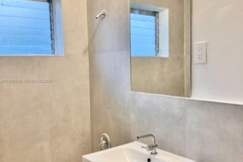 House in Miami, Florida 2 bedrooms, 74.32 sq.m. № 1994527 - photo 4