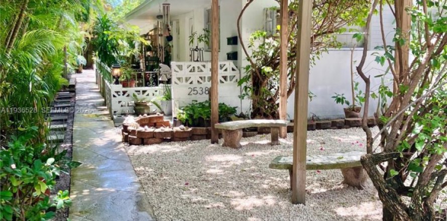 House in Miami, Florida 2 bedrooms, 74.32 sq.m. № 1994527