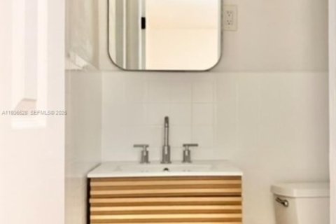 House in Miami, Florida 2 bedrooms, 74.32 sq.m. № 1994527 - photo 7