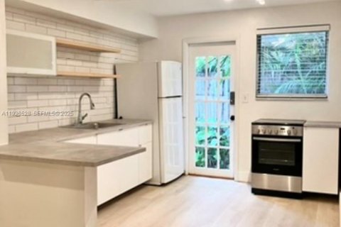 House in Miami, Florida 2 bedrooms, 74.32 sq.m. № 1994527 - photo 3