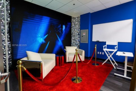 Propiedad comercial en venta en Doral, Florida № 1983726 - foto 4