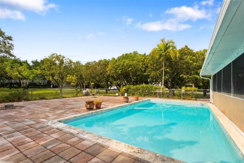 Terreno en venta en Pinecrest, Florida № 2076476 - foto 8
