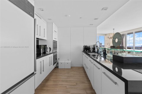 Condo in Miami, Florida, 3 bedrooms  № 1978342 - photo 22