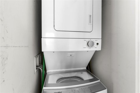 Condo in Miami, Florida, 3 bedrooms  № 1978342 - photo 19