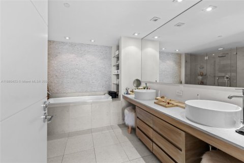 Condo in Miami, Florida, 3 bedrooms  № 1978342 - photo 11