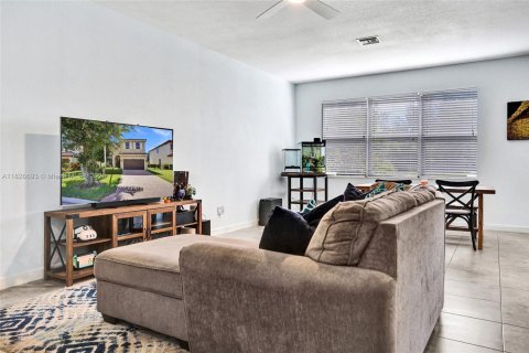 House in Lake Worth, Florida 4 bedrooms, 191.38 sq.m. № 1796374 - photo 8