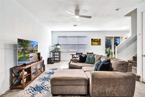 House in Lake Worth, Florida 4 bedrooms, 191.38 sq.m. № 1796374 - photo 13