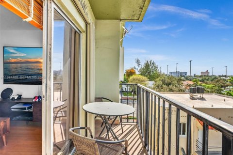 Condominio en venta en Miami Beach, Florida, 1 dormitorio, 63.82 m2 № 2036102 - foto 9