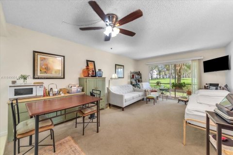 Condo in Pembroke Pines, Florida, 1 bedroom  № 1877508 - photo 2