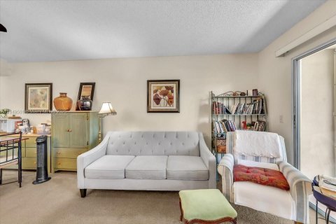 Condo in Pembroke Pines, Florida, 1 bedroom  № 1877508 - photo 7