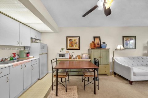 Condo in Pembroke Pines, Florida, 1 bedroom  № 1877508 - photo 9