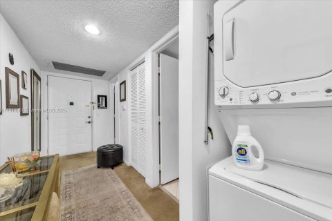 Condo in Pembroke Pines, Florida, 1 bedroom  № 1877508 - photo 16