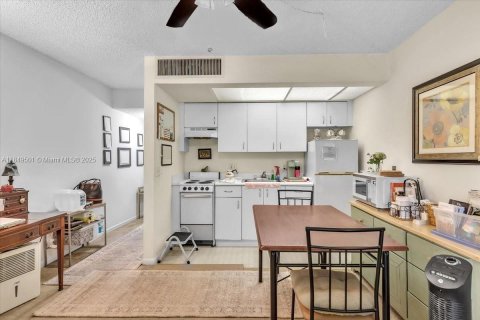 Condo in Pembroke Pines, Florida, 1 bedroom  № 1877508 - photo 10