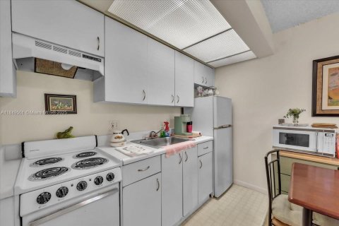 Condo in Pembroke Pines, Florida, 1 bedroom  № 1877508 - photo 11