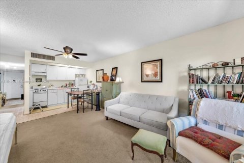 Condo in Pembroke Pines, Florida, 1 bedroom  № 1877508 - photo 5