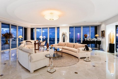Condominio en Aventura, Florida, 7 dormitorios  № 2066524