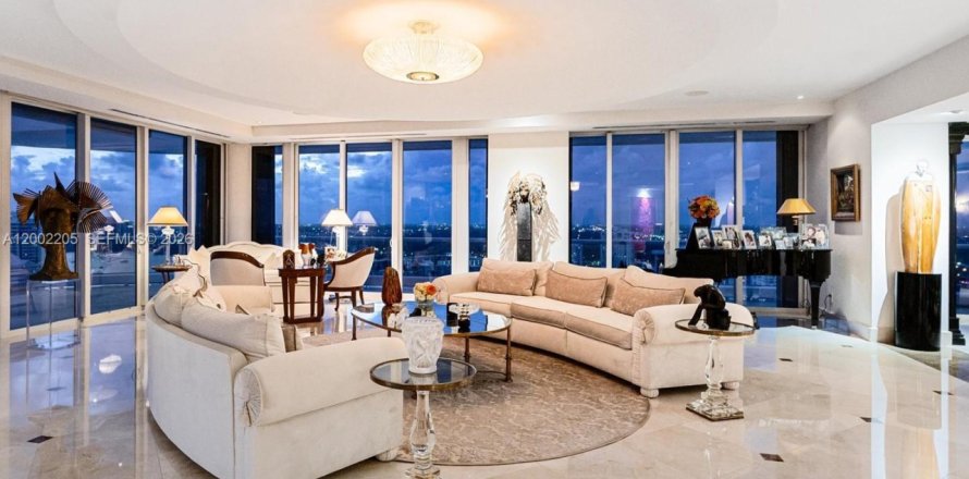 Condominio en Aventura, Florida, 7 dormitorios  № 2066524
