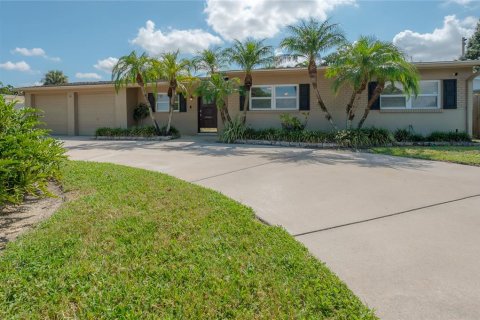 House in Tampa, Florida 4 bedrooms, 177.44 sq.m. № 1886942 - photo 1