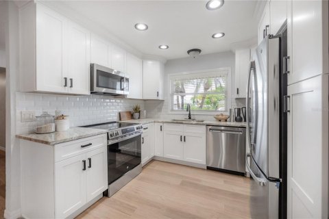 House in Tampa, Florida 4 bedrooms, 177.44 sq.m. № 1886942 - photo 15