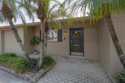 House in Tampa, Florida 4 bedrooms, 177.44 sq.m. № 1886942 - photo 3